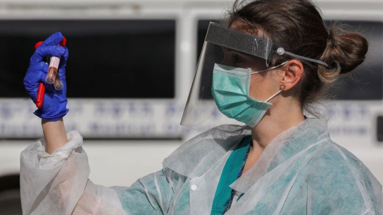 Κοροναϊός: Πώς δρα το ισραηλινό φάρμακο – Εξηγεί ο γιατρός που το ανακάλυψε