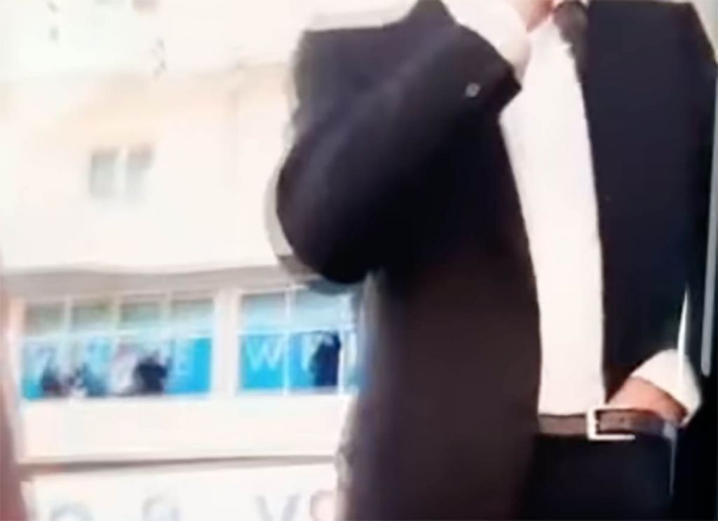 Αλβανία: Σάλος με τον ηγέτη της αξιωματικής αντιπολίτευσης – Τον επιασε η κάμερα να ξύνει τα επίμαχα σημεία