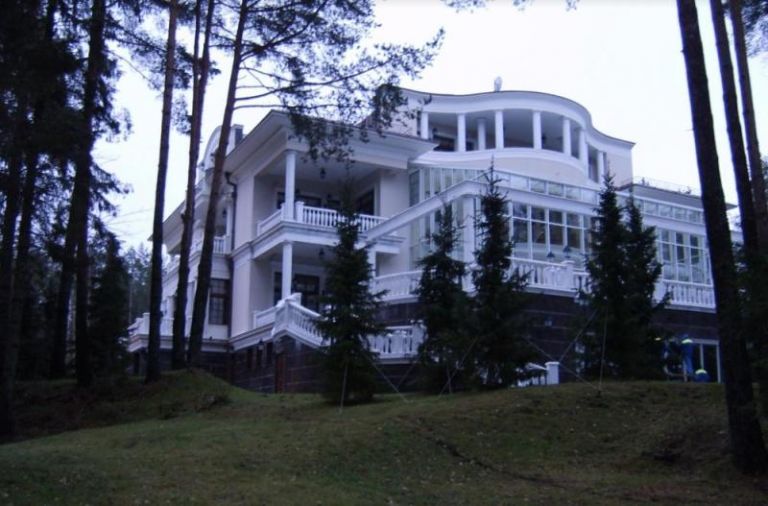 Αυτή είναι η νέα πολυτελής βίλα του Πούτιν – Διαθέτει αίθουσες μασάζ και θαλάμους κρυοθεραπείας