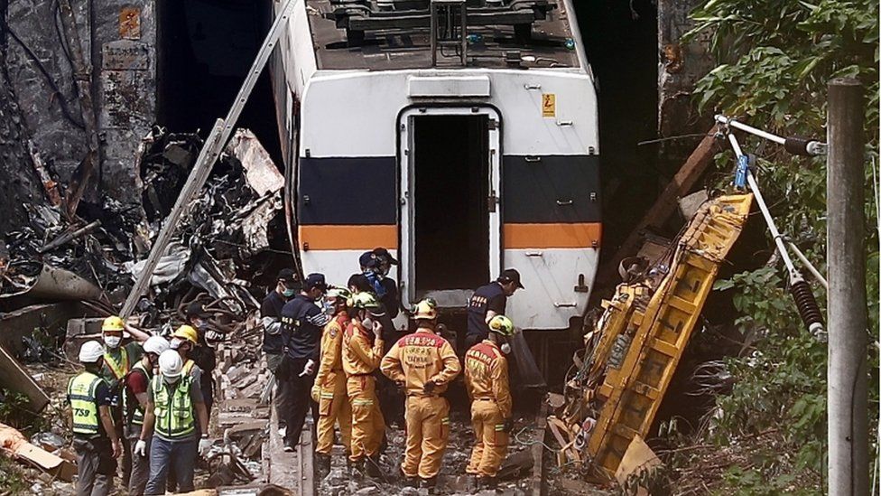 Ταϊβάν: Καρέ - καρέ η σύγκρουση του τρένου με το φορτηγό που προκάλεσε τον θάνατο 50 επιβατών