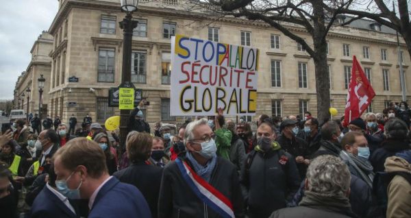 Γαλλία-Αστυνομική βία : Εγκρίθηκε από την Εθνοσυνέλευση ο αμφιλεγόμενος νόμος για την «καθολική ασφάλεια»