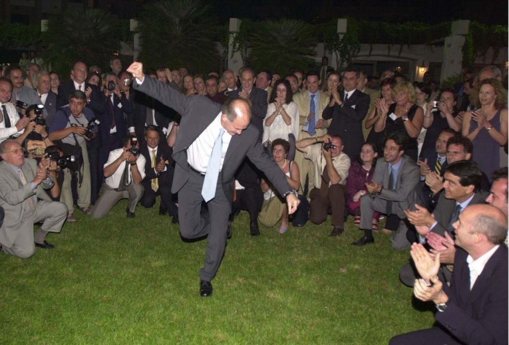 Σύγκρουση Δένδια – Τσαβούσογλου : Από το ζεϊμπέκικο και την κουμπαριά στην on camera σύγκρουση