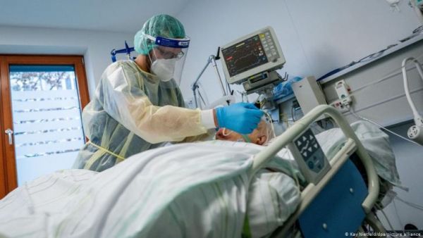 Δραματική προειδοποίηση Παγώνη : Θα ξεπεράσουν τους 1.000 οι διασωληνωμένοι στις ΜΕΘ