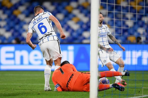 Νάπολι-Ίντερ : Απίθανο αυτογκόλ Ντε Φράι & Χαντάνοβιτς για το 1-0 (vid)