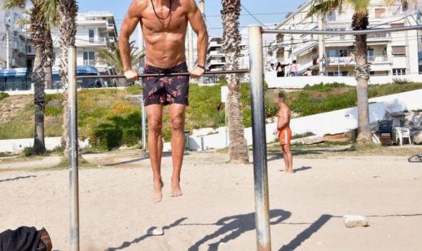 Survivor: Πρώην παίκτης «χτυπιέται» και ιδρώνει δίπλα στο κύμα