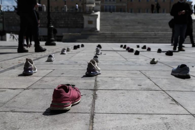 Διαμαρτυρία για τα κλειστά γυμναστήρια στο Σύνταγμα – Γέμισαν με αθλητικά παπούτσια την πλατεία