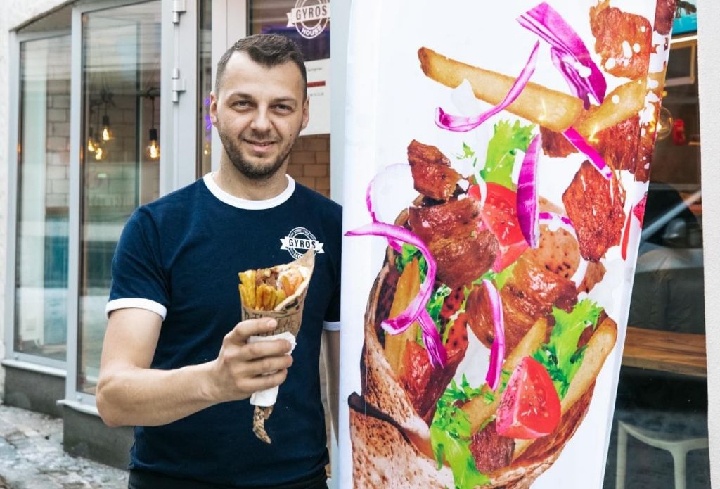 Σπάρτακος Σταμπουλίδης : Ο Θεσσαλονικιός που έβαλε στο μενού των Νορβηγών τον ελληνικό γύρο – Φέρνει τις πίτες από Ελλάδα