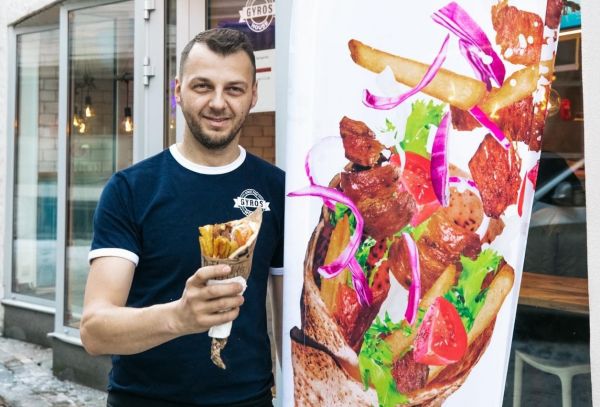 Σπάρτακος Σταμπουλίδης : Ο Θεσσαλονικιός που έβαλε στο μενού των Νορβηγών τον ελληνικό γύρο – Φέρνει τις πίτες από Ελλάδα