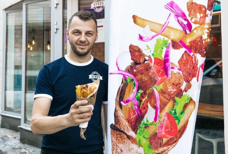 Σπάρτακος Σταμπουλίδης : Ο Θεσσαλονικιός που έβαλε στο μενού των Νορβηγών τον ελληνικό γύρο – Φέρνει τις πίτες από Ελλάδα