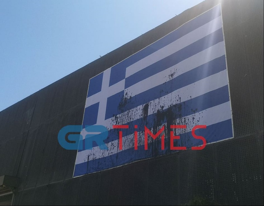 Θεσσαλονίκη : Βανδάλισαν για δεύτερη φορά την ελληνική σημαία στη ΔΕΘ
