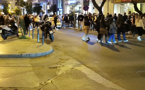 Θεσσαλονίκη : Απίστευτες εικόνες συνωστισμού – Πάνω από 100 άτομα έπιναν κοκτέιλ [Εικόνες]