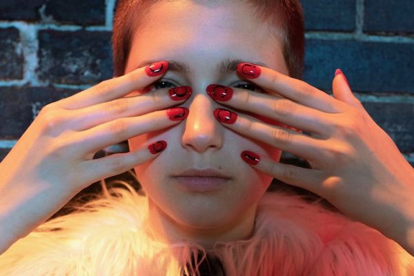 Logomania και στα νύχια: Η τάση που επαναφέρει ο οίκος Gucci