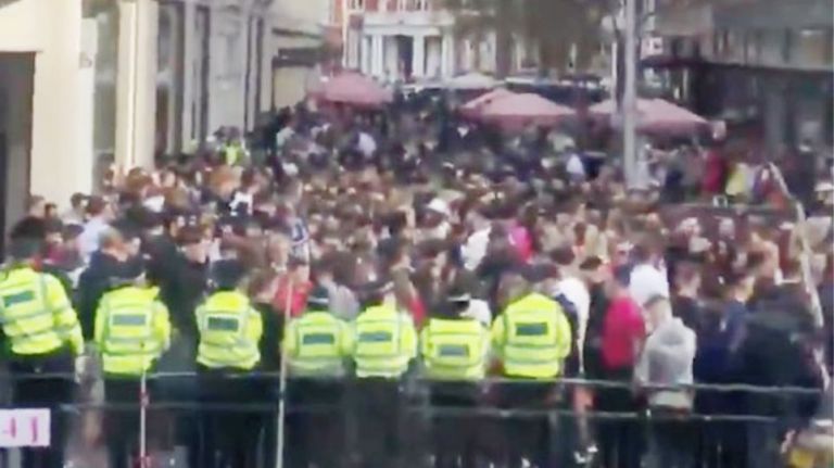 Σαν σε συναυλία των Rolling Stones: Απίστευτος συνωστισμός έξω από το Harrods