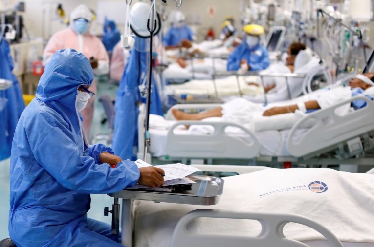 Κοροναϊός : Σχεδόν ο ένας στους τέσσερις ασθενείς στα νοσοκομεία διατρέχει σοβαρό κίνδυνο θανάτου