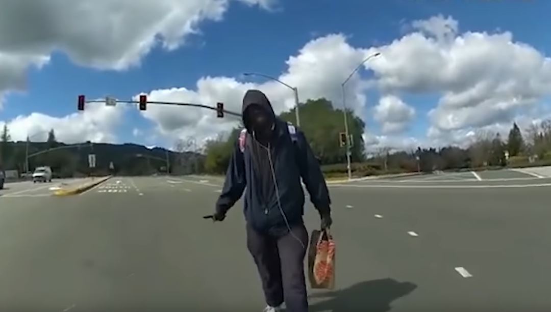 Βίντεο σοκ: Αστυνομικός στην Καλιφόρνια πυροβολεί και σκοτώνει άστεγο - Προσοχή σκληρές εικόνες