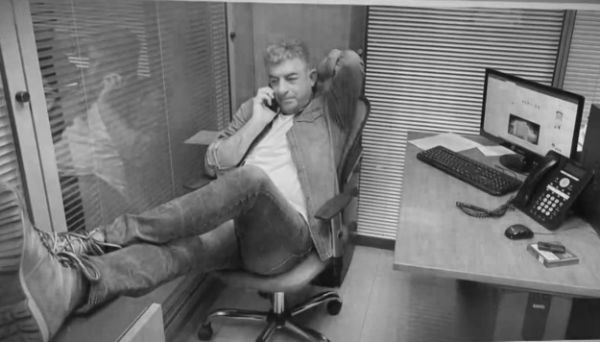 Γιώργος Καραϊβάζ : Καντηλάκι στο γραφείο και λουλούδια στη θέση του στο στούντιο