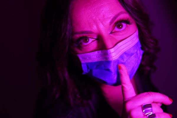 “Εις το όνομα του ιού”: Η ανατρεπτική livestreaming παράσταση της Μουτίδου έρχεται