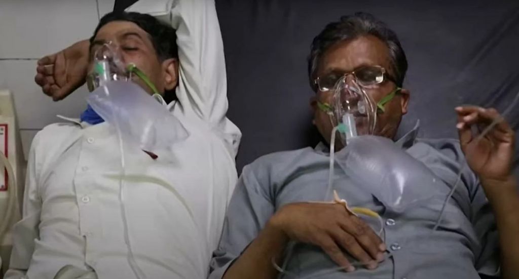 Κοροναϊός: Ασθενείς μοιράζονται το ίδιο κρεβάτι σε νοσοκομείο Covid στην Ινδία