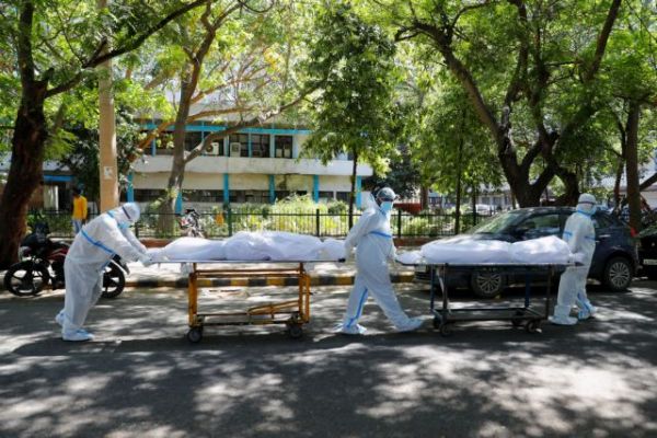 Κοροναϊός-Ινδία: Οργή για το σκάνδαλο με ανώτατους δικαστές – Η χώρα υποφέρει και αυτοί εμβολιάζονται σε λουξ ξενοδοχείο