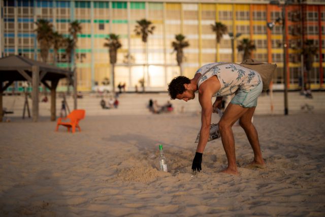 Ισραήλ: Μαζεύει από τις παραλίες αποτσίγαρα και κερδίζει χιλιάδες ευρώ πουλώντας σταχτοδοχεία τσέπης