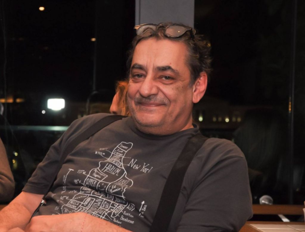 Ο Αντώνης Καφετζόπουλος εμβολιάστηκε τραγουδώντας: «Τον χειμώνα ετούτο άμα τον πηδήσαμε…»