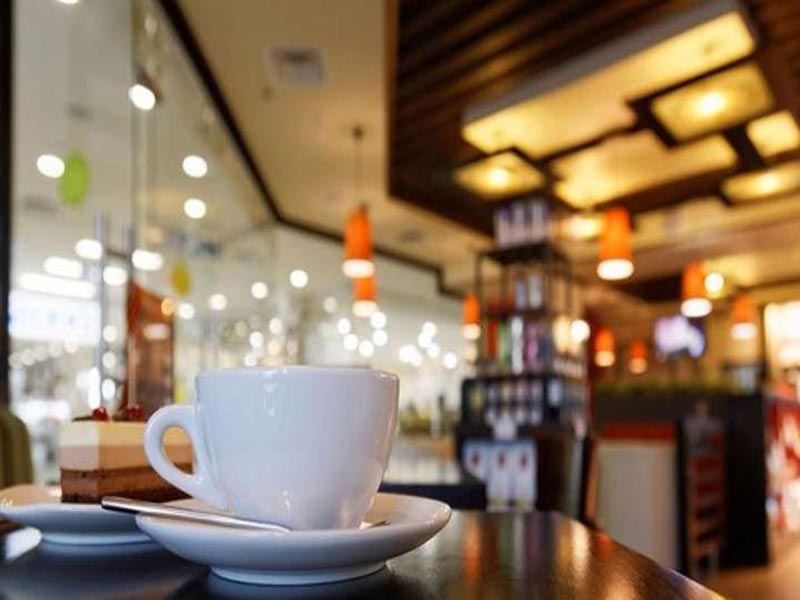 Απίστευτες «κορονοαπάτες»: Η καφετέρια των 25 τ.μ. με τους… 150 σερβιτόρους