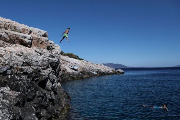 Καιρός: Πρωτόγνωρο Πάσχα με καύσωνα – Πού θα χτυπήσει 40αρια το Μεγάλο Σάββατο