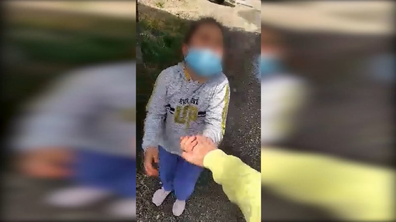 Βίντεο σοκ: Εξάχρονη κλαίει με λυγμούς επειδή πρέπει να συναντήσει τον κακοποιητικό πατέρα της