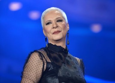 Σπίτι με το MEGA: Ερμηνείες έκπληξη από την Μελίνα Κανά – «Ναύτης βγήκε στη στεριά» και «Σώσε με»