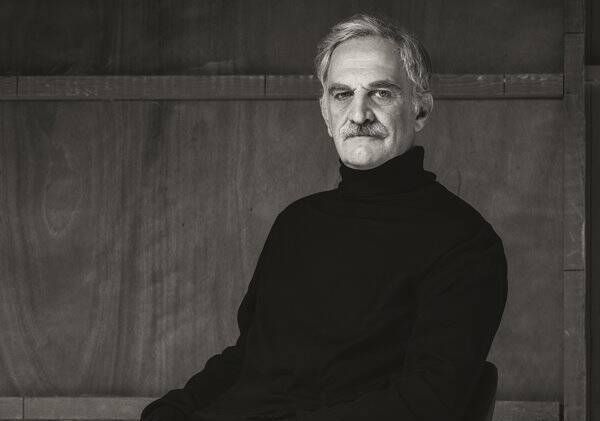 Ο Δημήτρης Καταλειφός διαβάζει ερωτικά ποιήματα του Καβάφη για την ημέρα του Πάσχα