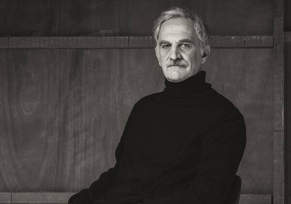 Ο Δημήτρης Καταλειφός διαβάζει ερωτικά ποιήματα του Καβάφη για την ημέρα του Πάσχα