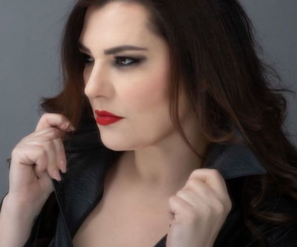 Κατερίνα Ζαρίφη: Απίστευτη αλλαγή στo look και την γκαρνταρόμπα της