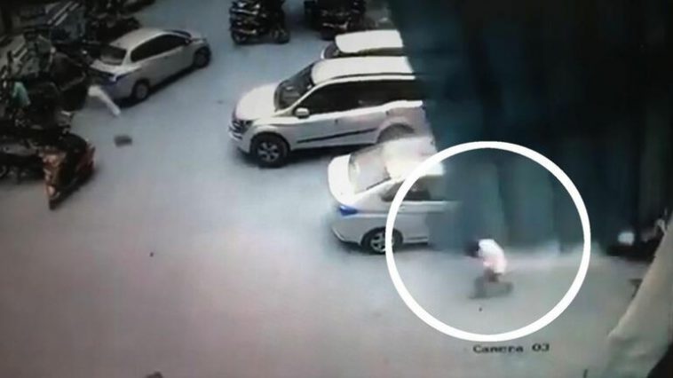 Σοκαριστικό βίντεο: Από θαύμα δεν τον αποκεφάλισε “ιπτάμενη λαμαρίνα”