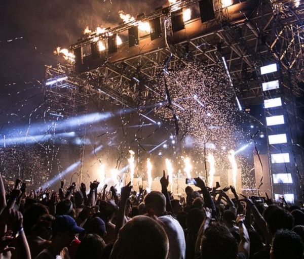 Blossoms: Η πρώτη συναυλία χωρίς μέτρα κοινωνικής απόστασης