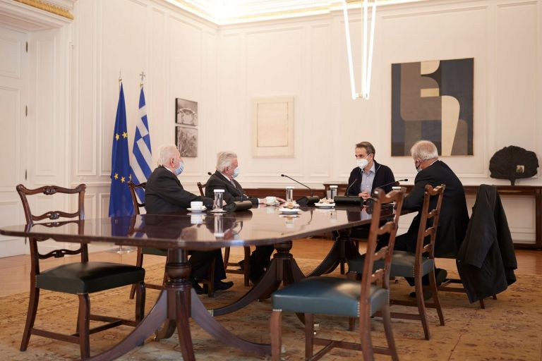 Συνάντηση Μητσοτάκη με συνταξιούχους – Νέα έκκληση από τον πρωθυπουργό υπέρ του εμβολιασμού