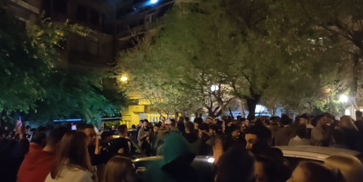 Κυψέλη : Απίστευτο κορονοπάρτι με εκατοντάδες άτομα και DJ στην πλατεία Αγίου Γεωργίου