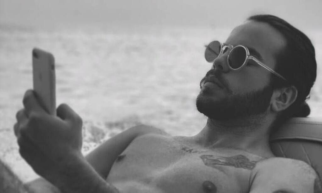 Άγγελος Λάτσιος: Στην παραλία αγκαλιά με το κορίτσι του-Δείτε φωτογραφίες