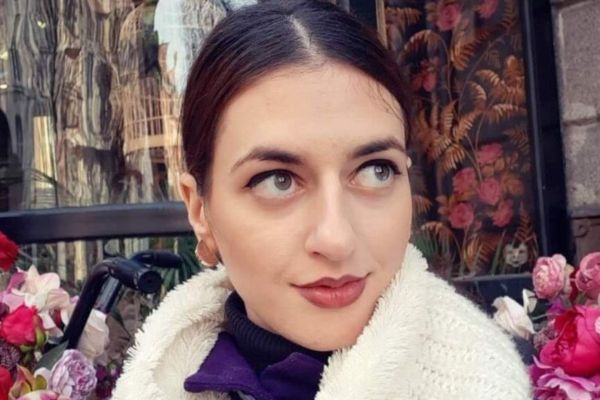 Η Έλενα Λεωνή διασκευάζει τον «ξένο» του Δεληβοριά – Εντυπωσιασμένος ο τραγουδοποιός