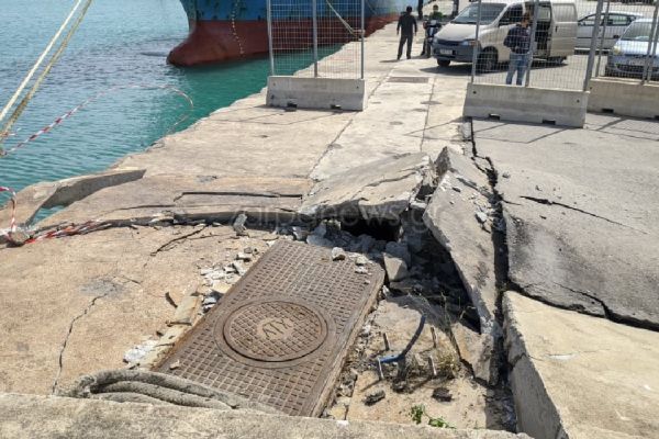Χανιά : Οι θυελλώδεις άνεμοι «κάρφωσαν» πλοίο στη στεριά – Ζημιές στην προβλήτα του λιμανιού της Σούδας