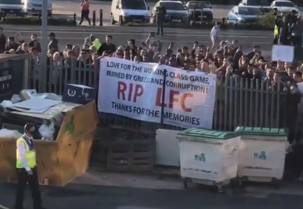 Έντονες αποδοκιμασίες στο «Elland Road» από οπαδούς της Λίβερπουλ