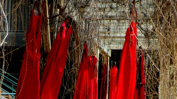«Τα κόκκινα φορέματα»: Ένα project για τις δολοφονημένες και αγνοούμενες γυναίκες