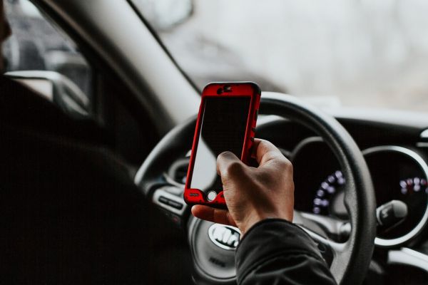 Προσοχή : Να γιατί δεν πρέπει να ξαναφορτίσετε το κινητό σας στο αυτοκίνητο