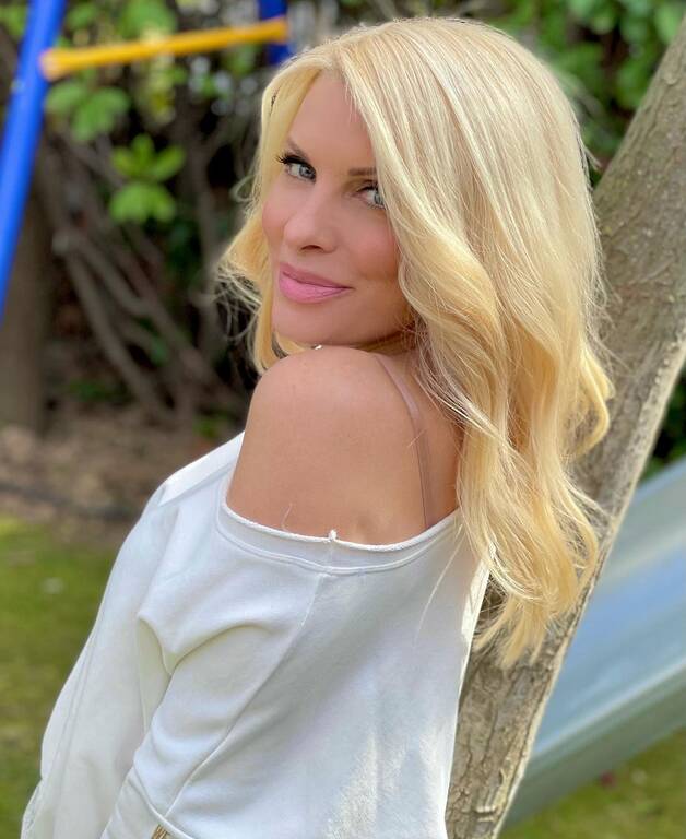 Δείτε το ανοιξιάτικο χτένισμα της Ελένης Μενεγάκη-Ταιριάζει γάντι με την διάθεσή της