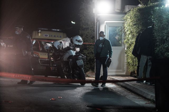 Μένιος Φουρθιώτης : Η στιγμή που άγνωστος πυροβολεί έξω από το σπίτι του