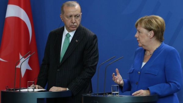 «Ουδέν σχόλιο» από το Βερολίνο για την υπόθεση «sofagate»