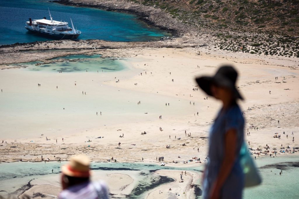 Κρήτη : Δύο εκατομμύρια τουρίστες αναμένουν οι ξενοδόχοι – Το νησί «στην αιχμή του δόρατος»
