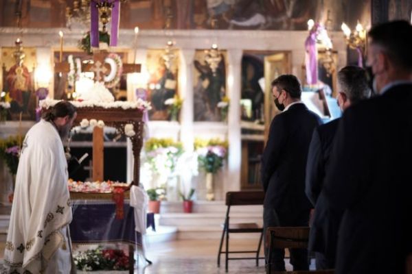Στο παρεκκλήσι του «Ιπποκράτειου» ο πρωθυπουργός για την ακολουθία του επιταφίου