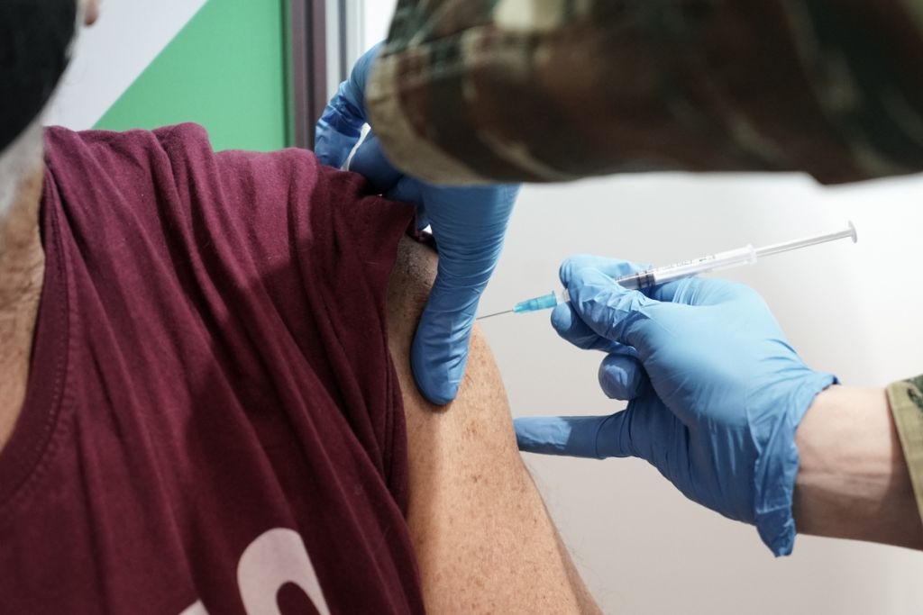 Η κυβέρνηση παίρνει αντιφατικές αποφάσεις και οι ιδιώτες γιατροί δεν βοηθούν