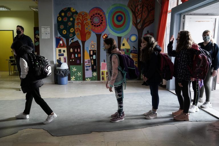 Σχολεία : Πώς ανοίγουν τα Λύκεια τη Δευτέρα – Πώς θα γίνονται τα self test – Γιατί διαφωνεί με το άνοιγμα ο Τσιόδρας