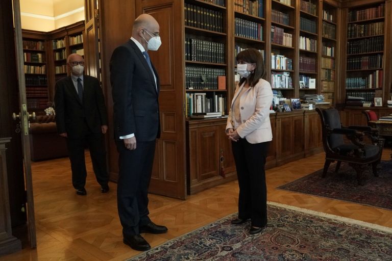 Ελληνοτουρκικά και τριμερής στο επίκεντρο συνάντησης Σακελλαροπούλου – Δένδια